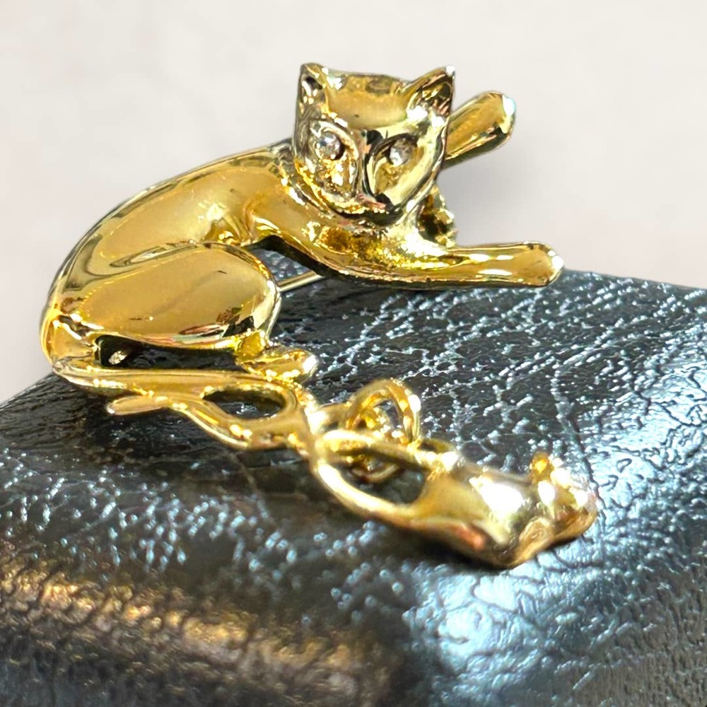 Cat Chasing Mouse Brooch Pin Gold tone Rhinestone Kitty Vintage